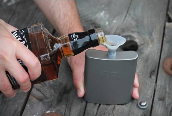 Cantil Para Whisky - Titanium Funnel Flask | Image