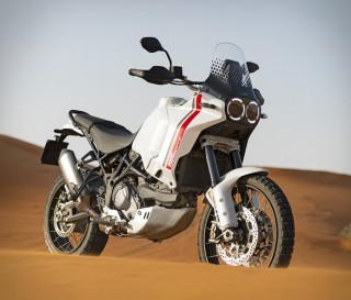 Moto de aventura inspirada no Dakar - Ducati DesertX - Imagem - 4