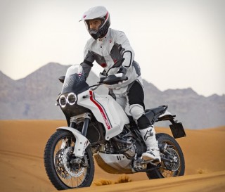Moto de aventura inspirada no Dakar - Ducati DesertX - Imagem - 2