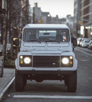 Land Rover Defender Personalizada em Branco - Imagem - 4